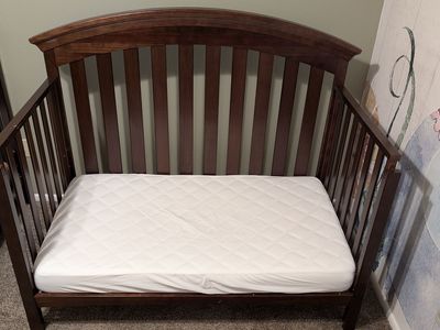 Convertible crib/toddler bed