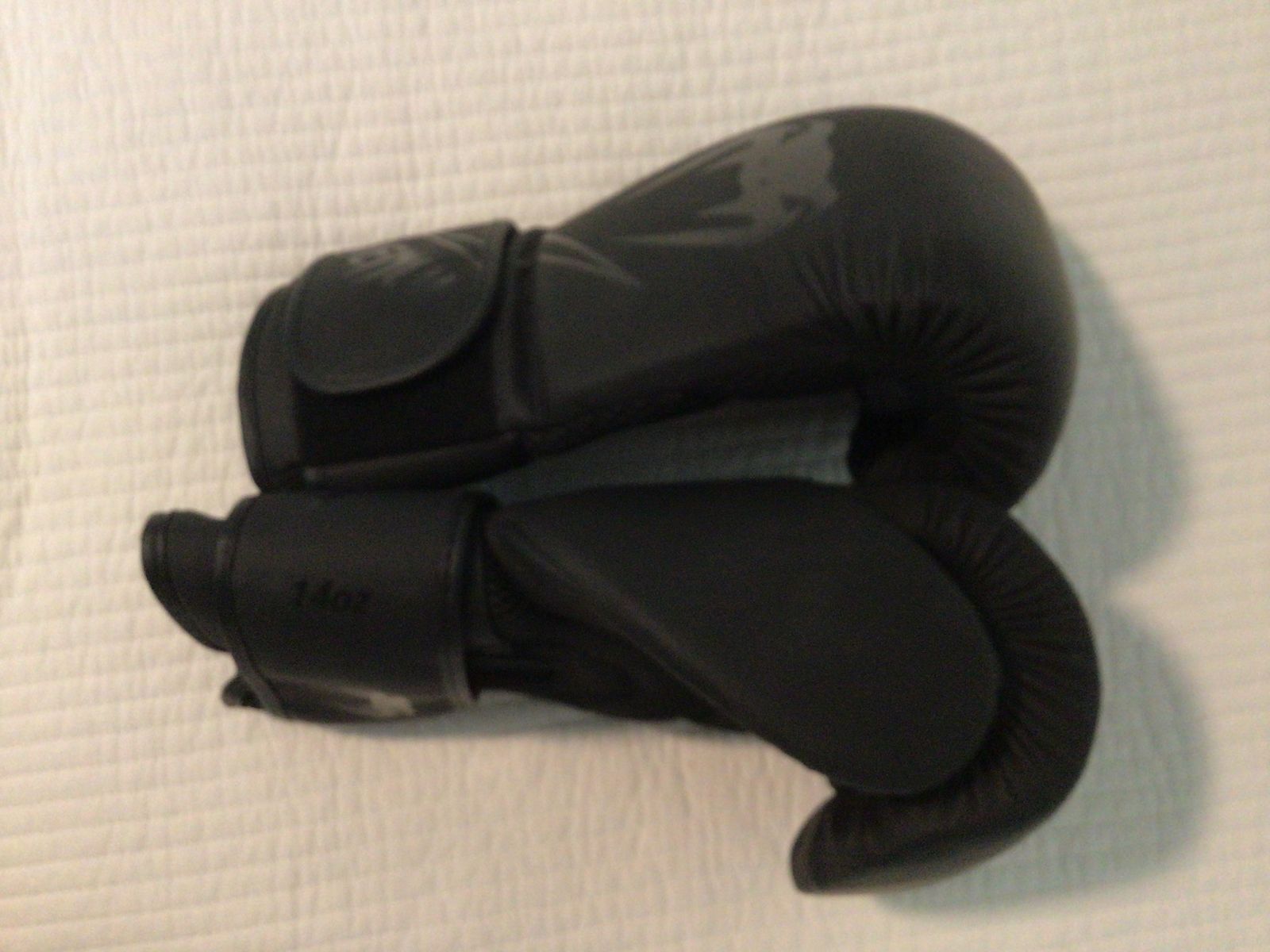 VENUM Boxing gloves 14 oz. used very little
