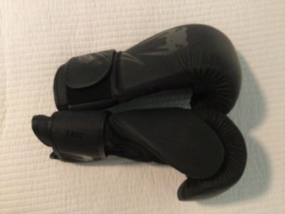 VENUM Boxing gloves 14 oz. used very little