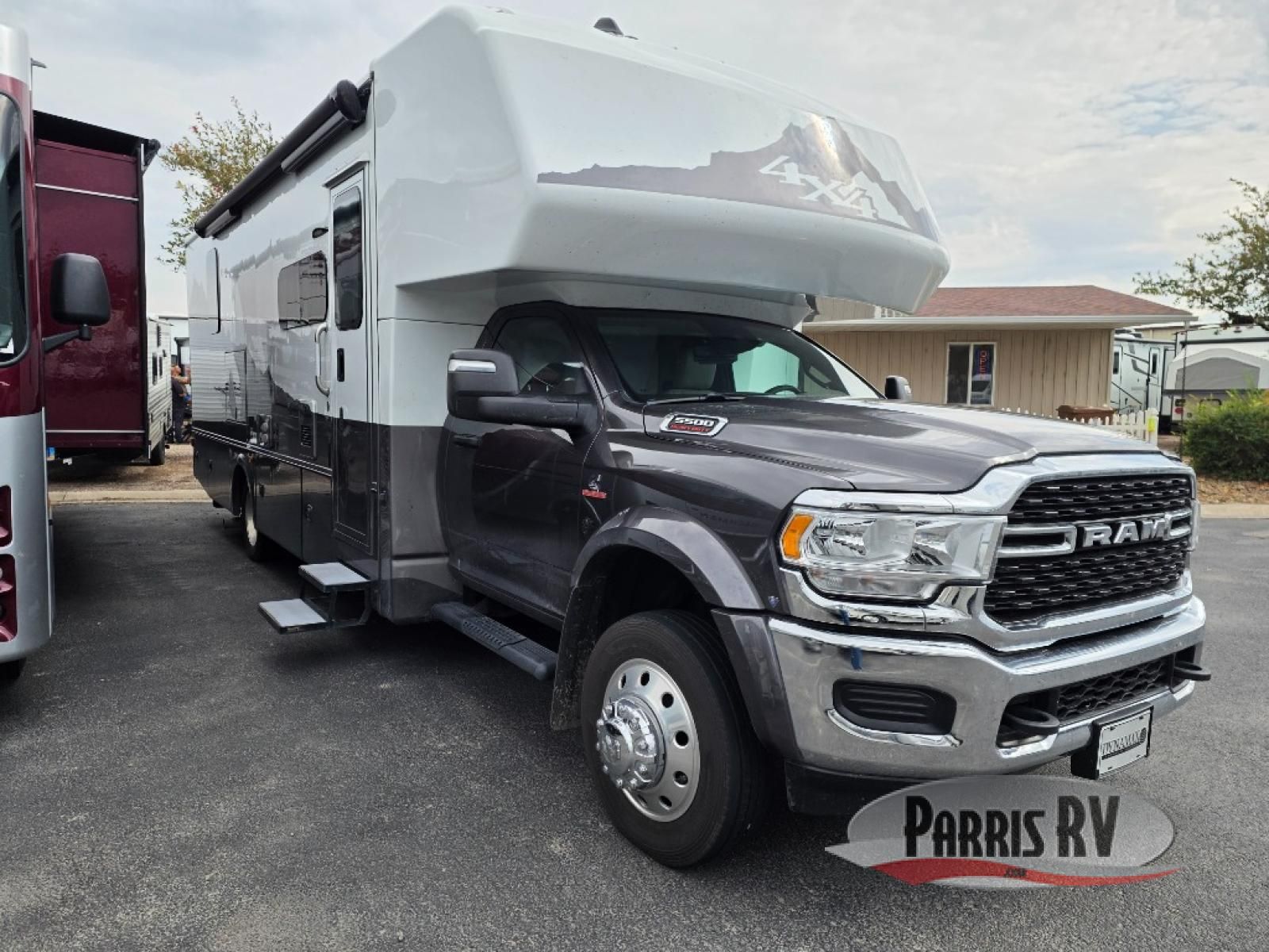 Used 2025 Dynamax isata 5 30FW
