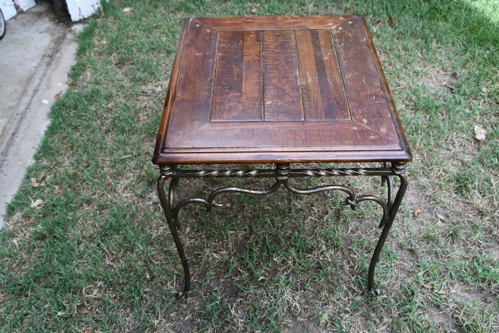 WOOD & METAL TABLE ~ 27" x 23" ~ HEIGHT 21" ~ WOOD TOP ~ METAL DETAIL & LEGS ~ HEAVY