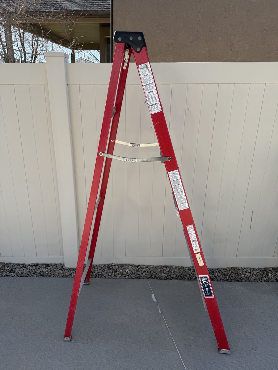 Louisville 6' Fiberglass Ladder