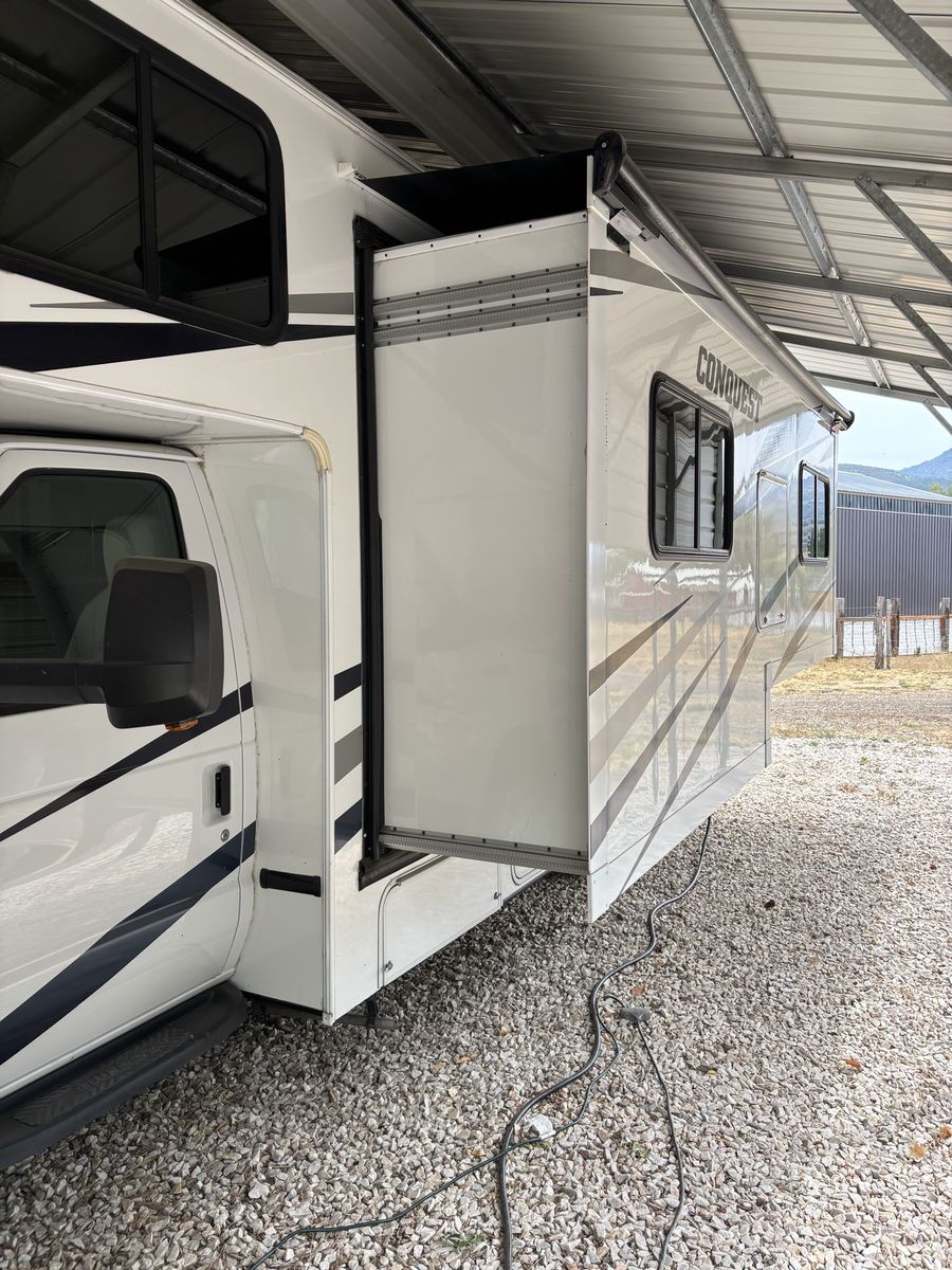 Used Conquest Class C Motorhome with Slide Out - Well Maintained RV, low miles !