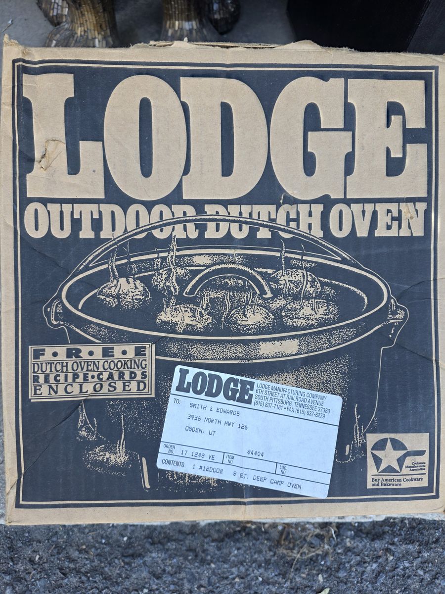 New! Lodge Dutch Oven 8 qt.