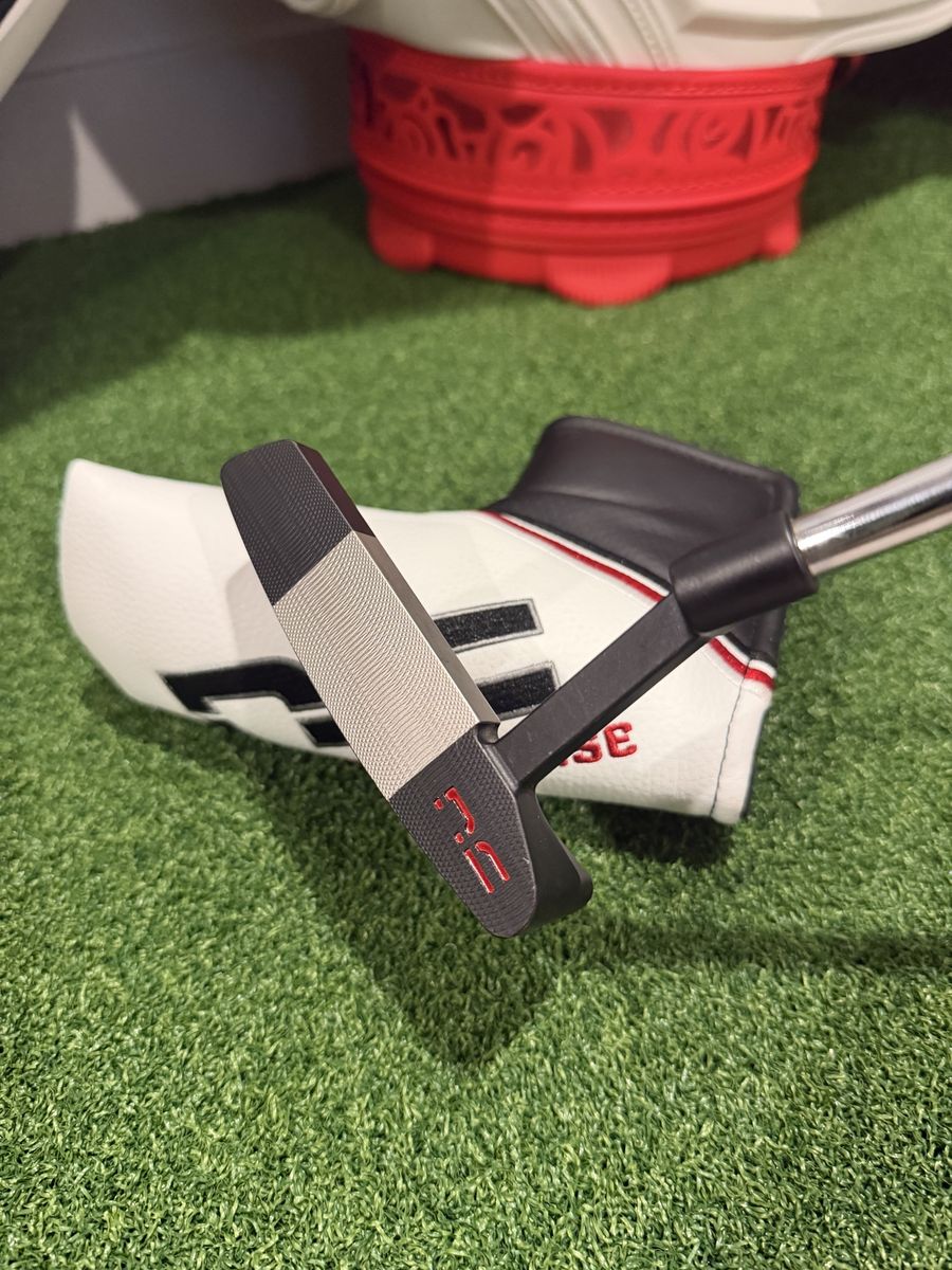 Never Compromise Reserve 1 Contrast 35" Milled Right Hand Putter W/Head Cover