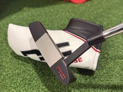 Never Compromise Reserve 1 Contrast 35" Milled Right Hand Putter W/Head Cover