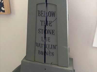 Gemmy Tomb Stone Screamer Halloween Animated Lights Sounds Purple Ghouls 2005