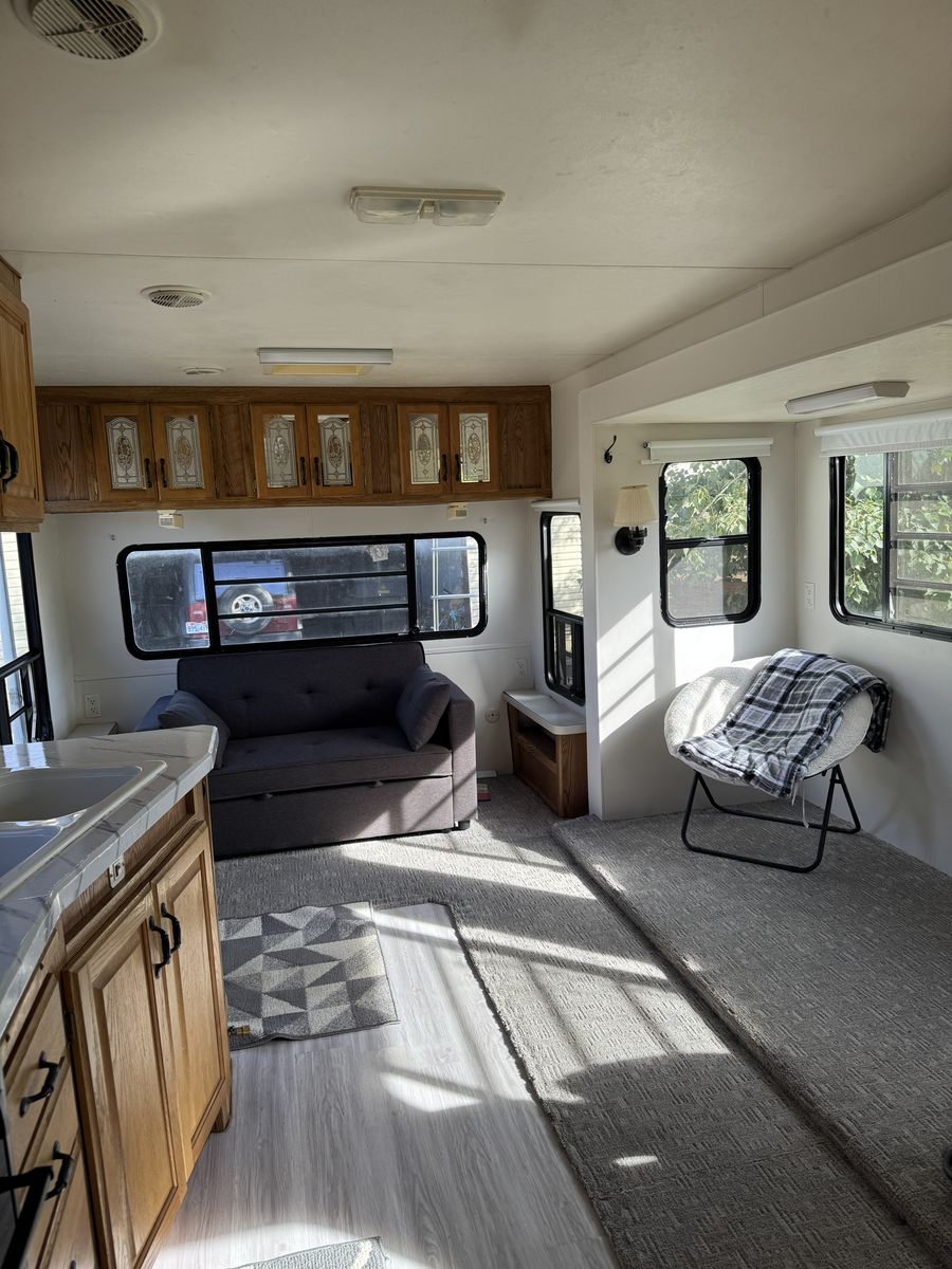 Fifth wheel camper