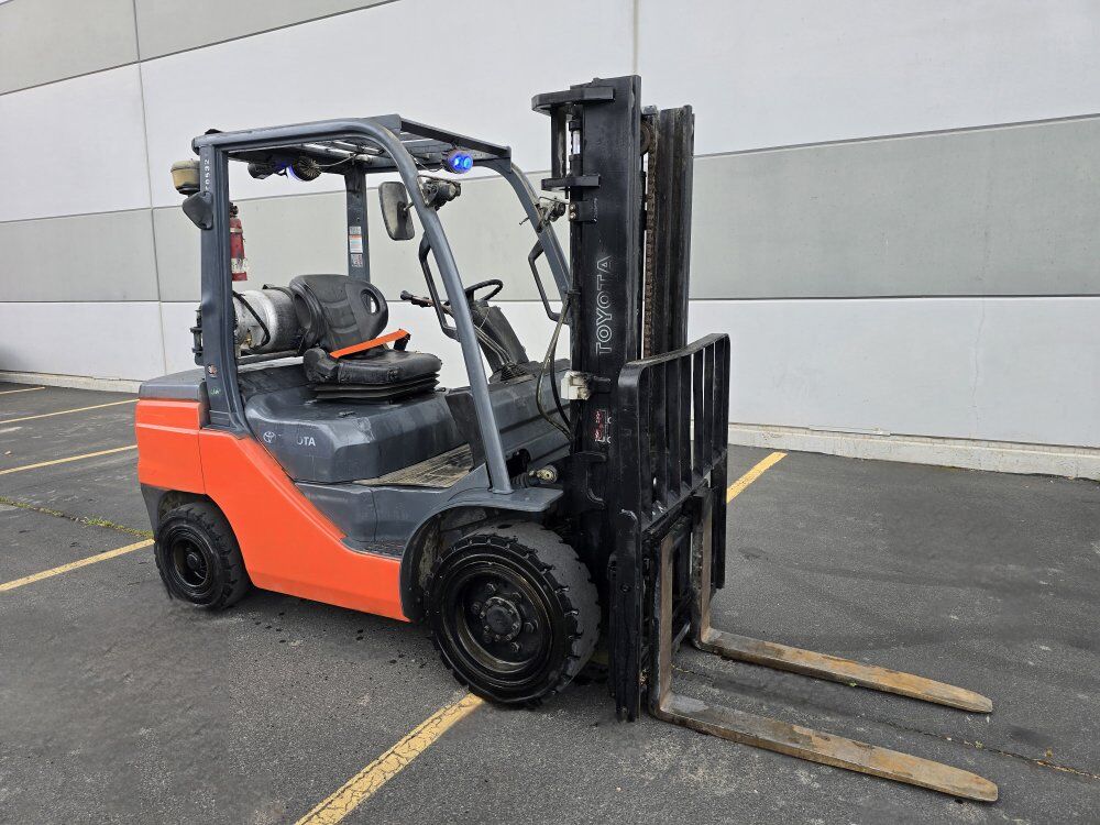 2020 Toyota 8FGU30 5800 lb Pneumatic Tire Forklift
