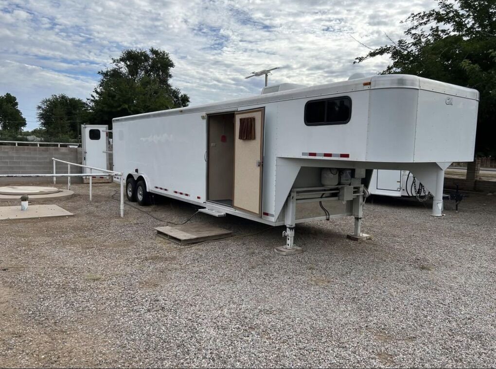 30 Ft Toy Hauler With Living Quarters