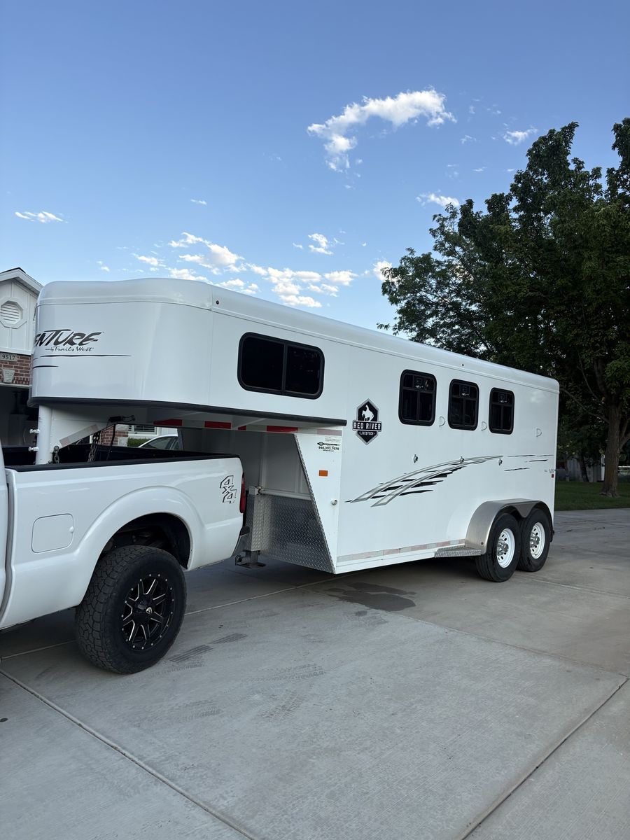 2013 Trails West Adventure 3-Horse Slant Load Gooseneck Trailer with Sleeper