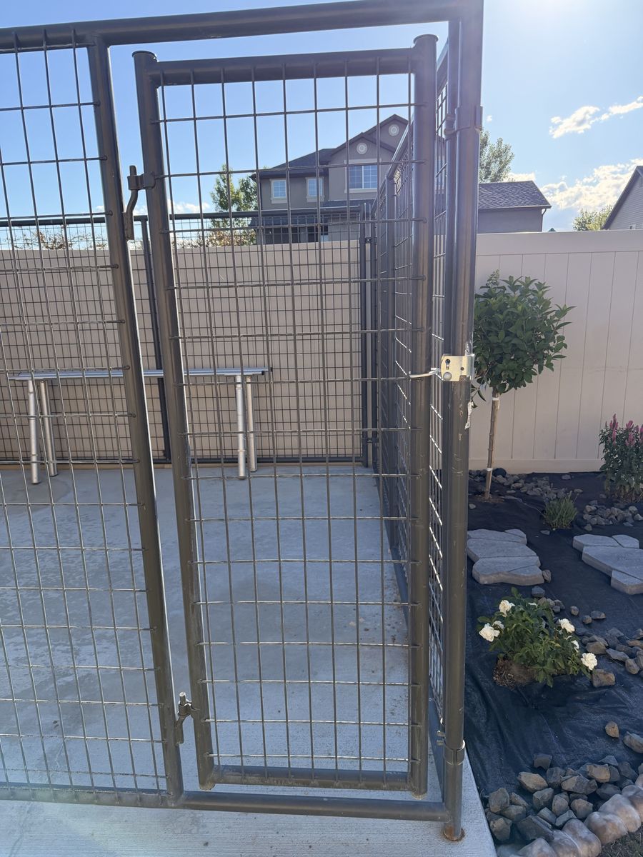 Heavy-Duty Steel Dog Run