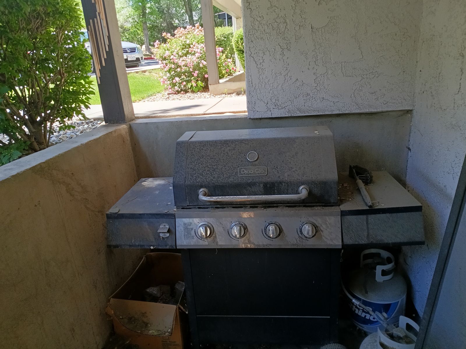 Dyna-pro 4 burner BBQ with 2 propane tanks