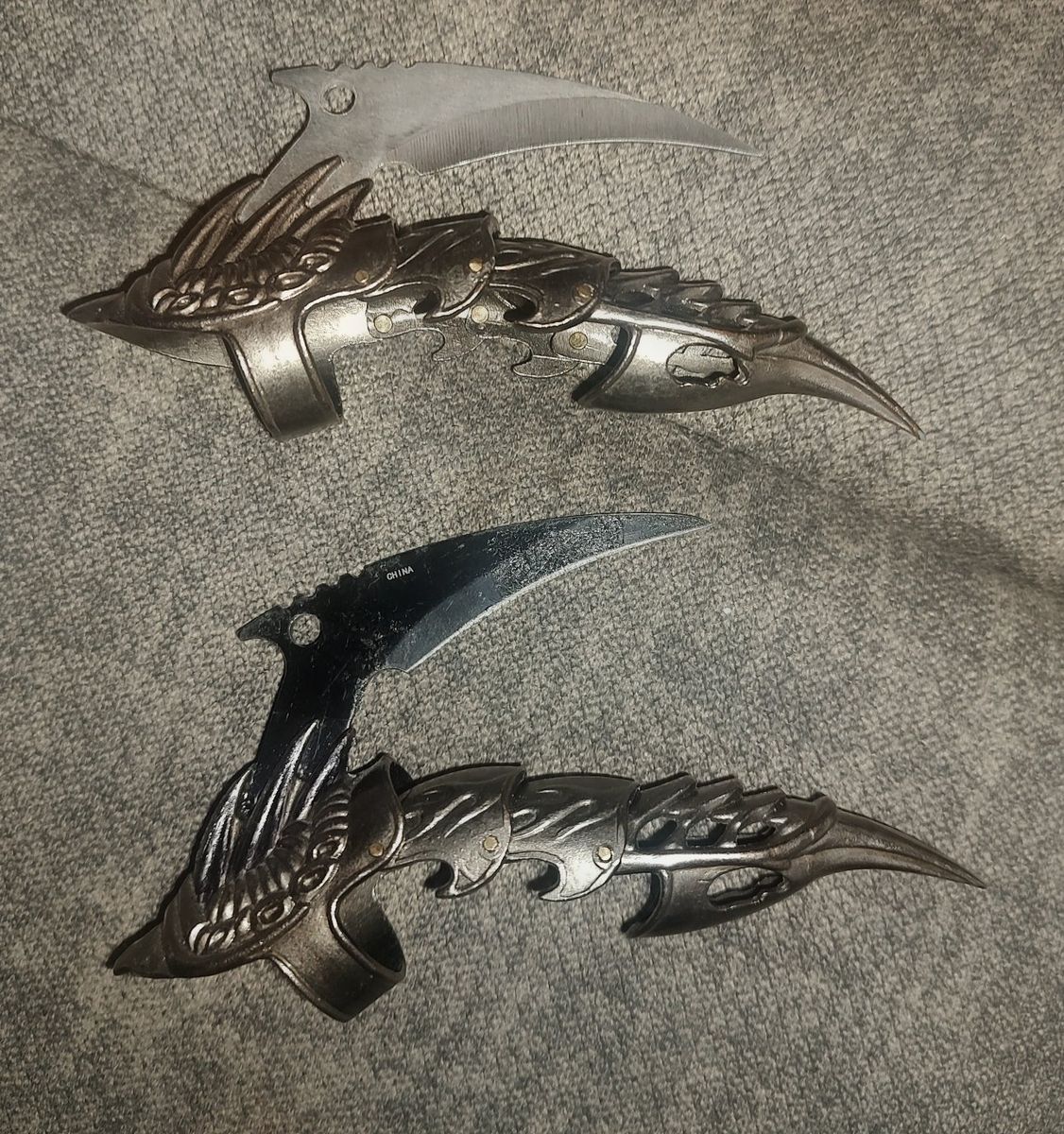 Dragon Claw Finger Sword Set - Two Rings with Curved Blades, Gothic Fantasy Cosplay Accessory