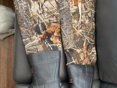 Duck Commander 600 gram Neoprene hip waders. Size 9