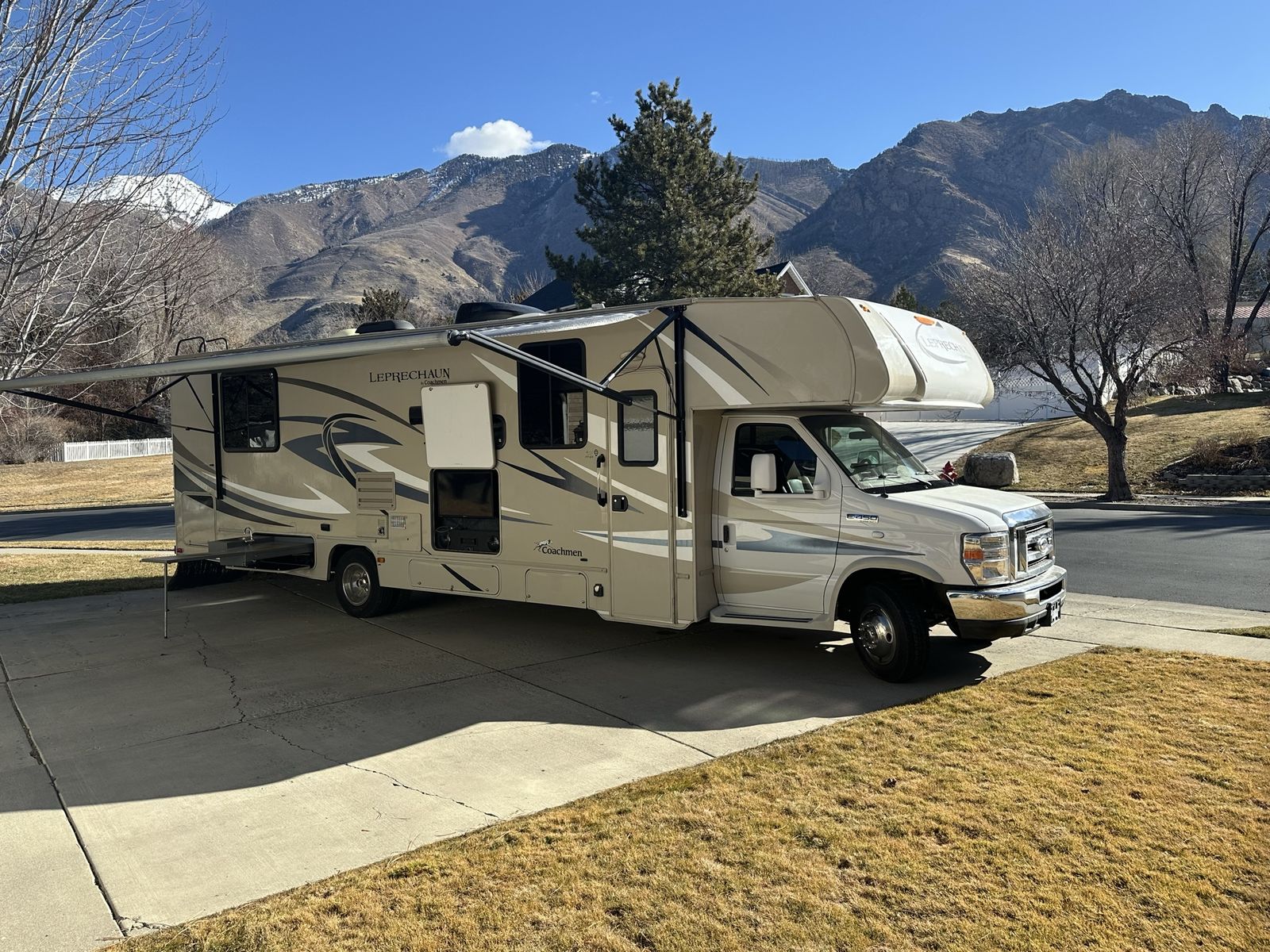 2015 Coachmen Leprechaun 319QB Class C Motorhome –