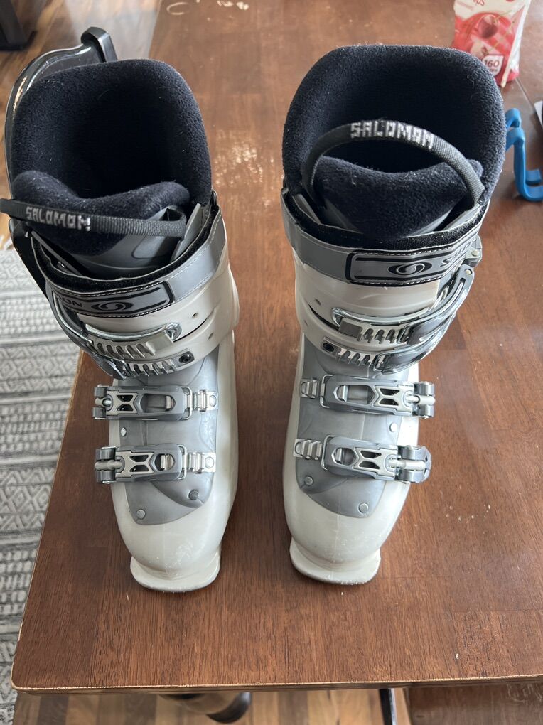 Womens 24/24.5 Solomon Ski Boots