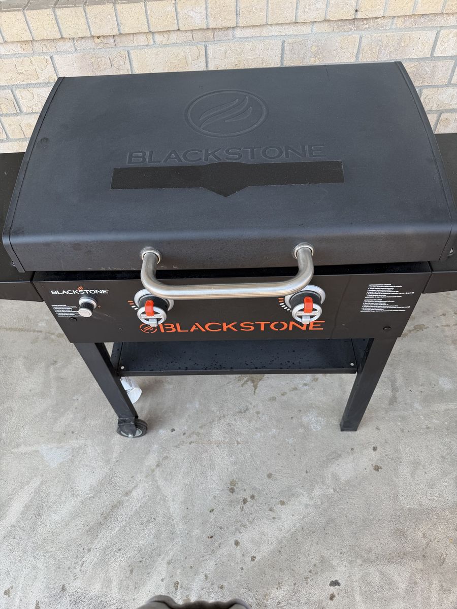 Blackstone 2-Burner 28" Griddle Cooking Station Outdoor Flat Top Grill