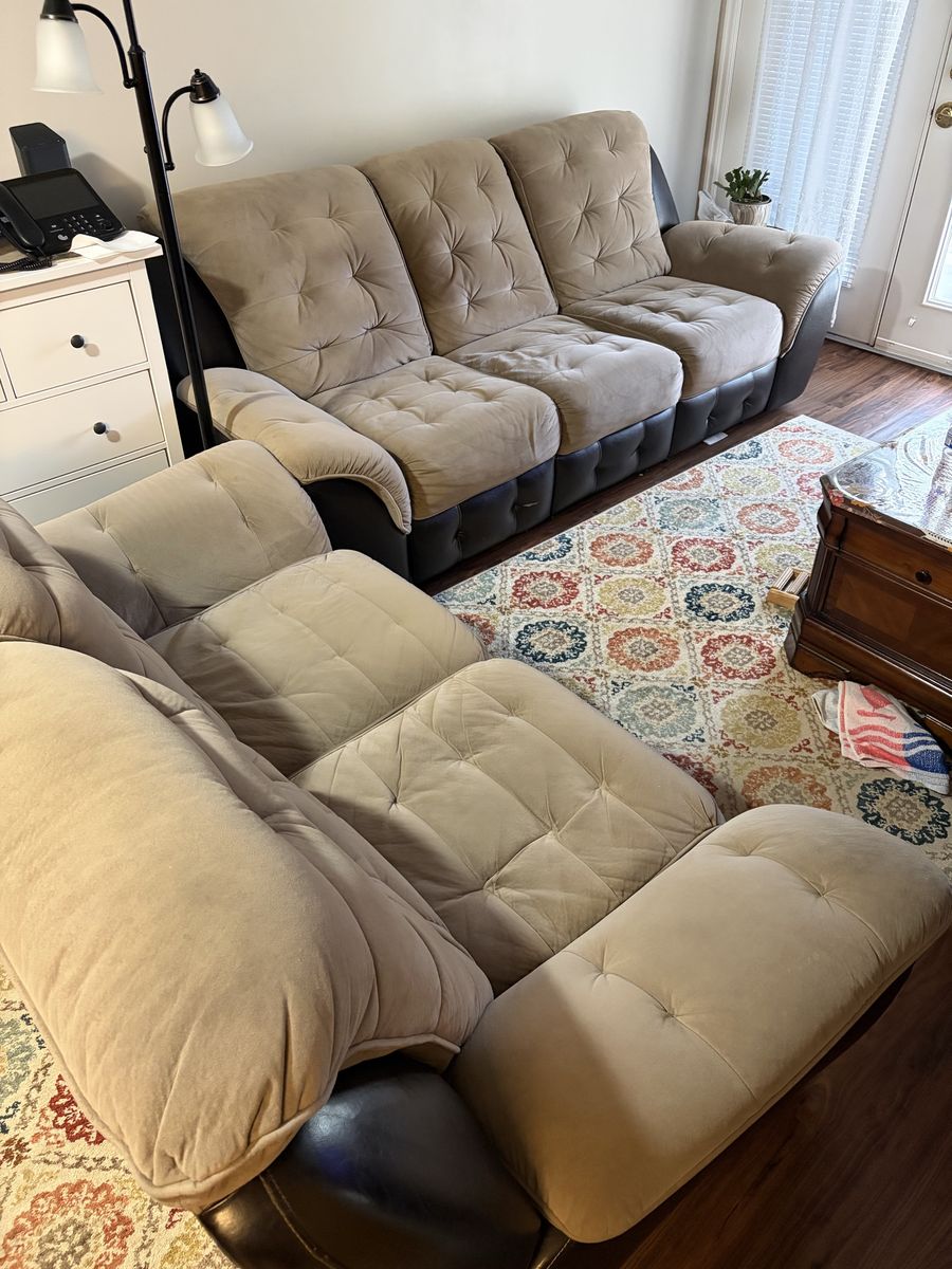 Comfortable Reclining Sofa & Loveseat – 4 Recliners