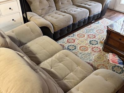 Comfortable Reclining Sofa & Loveseat – 4 Recliners