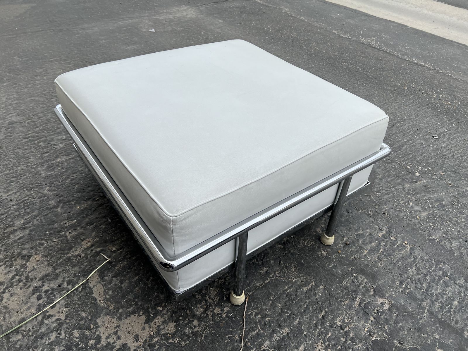 2 X Le Corbusier LC3 Leather Ottoman's