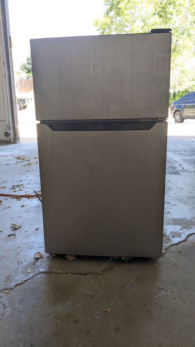 Mini fridge with freezer