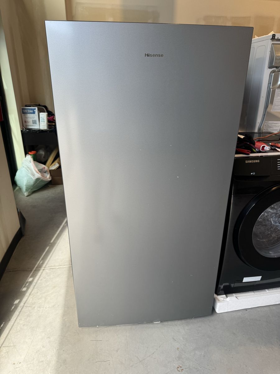 New scratch and dent Hisense 17 cu. ft. Upright Freezer