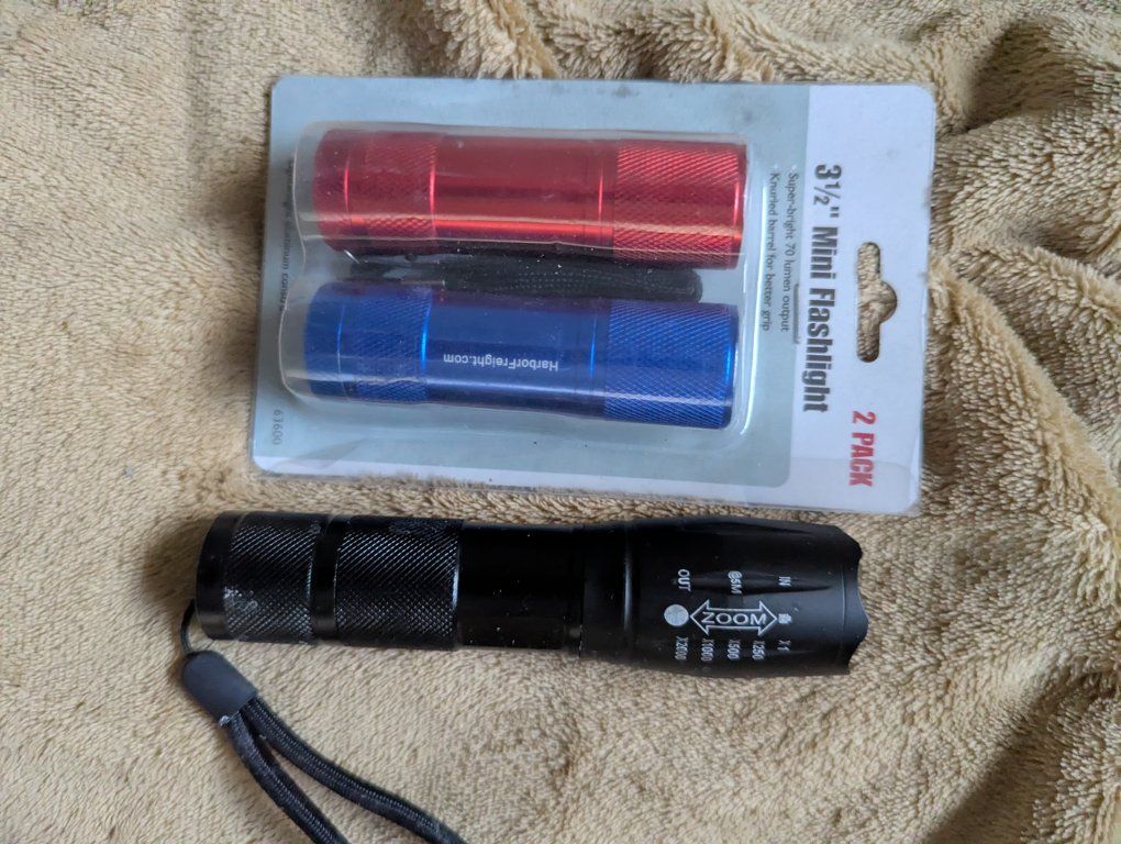 Harbor Freight 3.5" Mini Flashlight 2-Pack (Red/Blue) + Unbranded Zoomable Flashlight