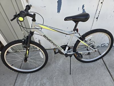Roadmaster Granite Peak Men's Mountain Bike, Gray/Yellow, 26-inch Wheels