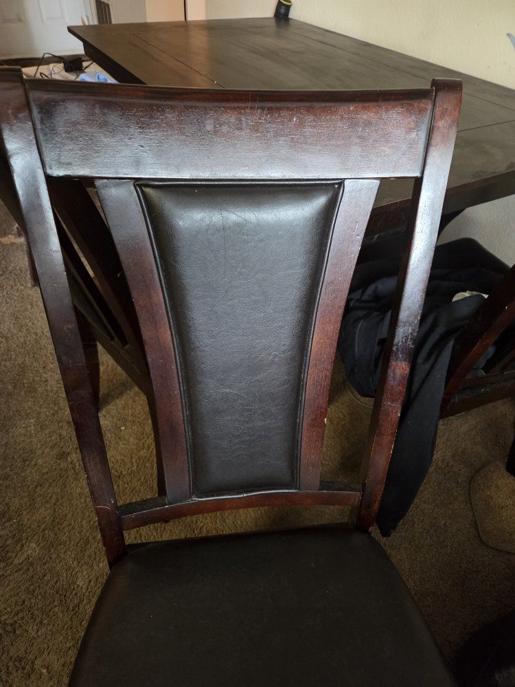 dining room table/chairs