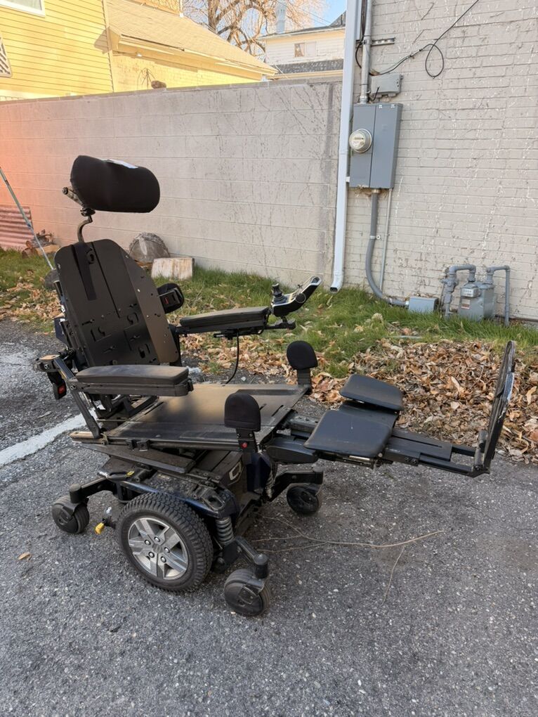 Quantum Edge 2 Electric Wheelchair