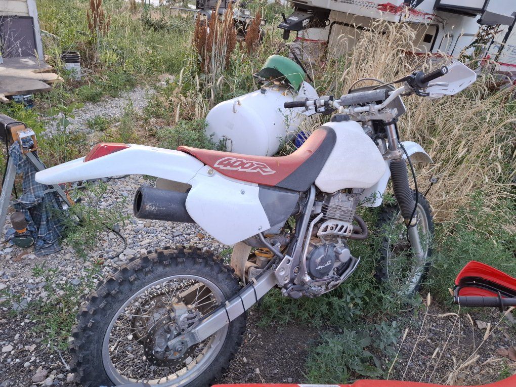97 Honda XR400R Dirt Bike - White/Red, 400cc Off-Road Motorcycle