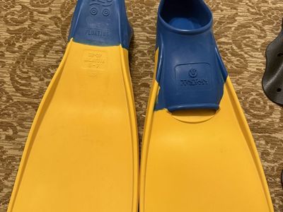 Swimming Finds for Youth TRITAN