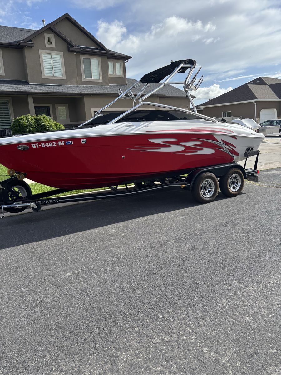 Four Winns Ski and Wakeboard Boat with Trailer and Wake Tower