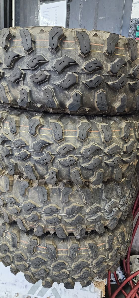 31x10.00R15 Maxxis Carnivore