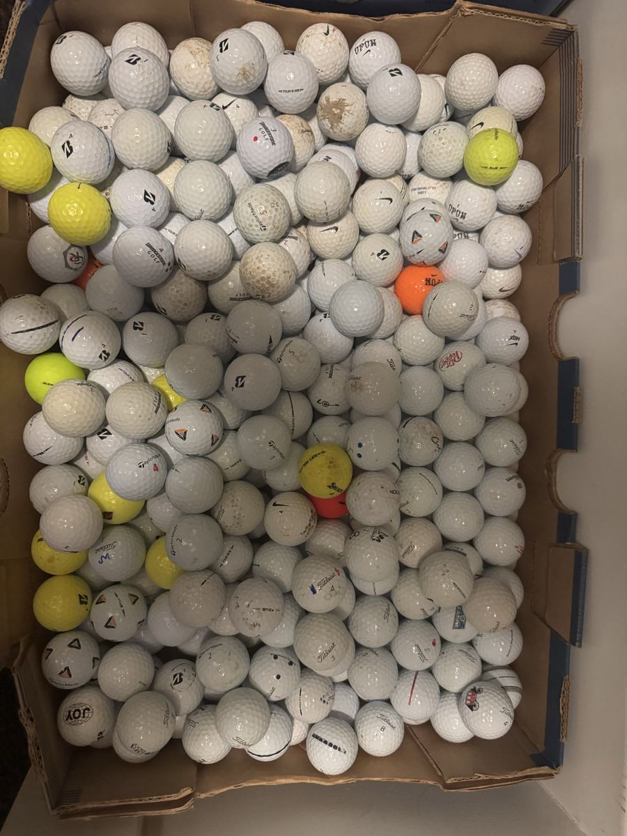 Assorted loads of golf balls