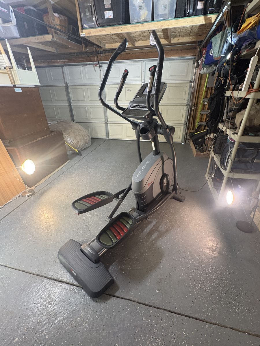 FREE DELIV - working FreeMotion 560 elliptical (20 degree incline)