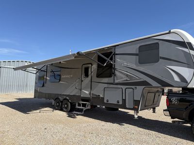 2018 Keystone Impact 3219 Toy Hauler