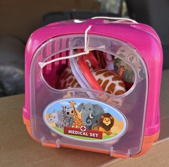 New! Giraffe Vet Play Set