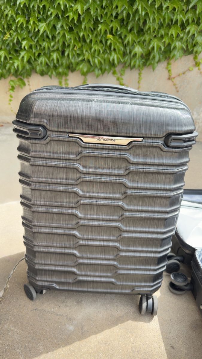 Samsonite carry on suitcase hardshell 3 like new