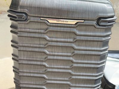 Samsonite carry on suitcase hardshell 3 like new