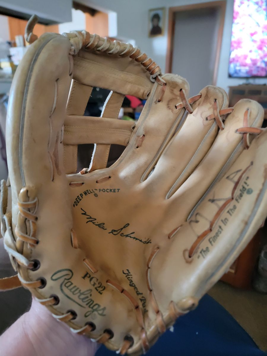 RIGHT HAND SOFTBALL MITT AND BALL