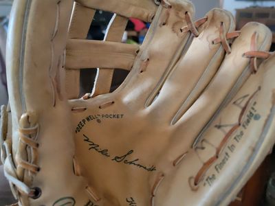 RIGHT HAND SOFTBALL MITT AND BALL