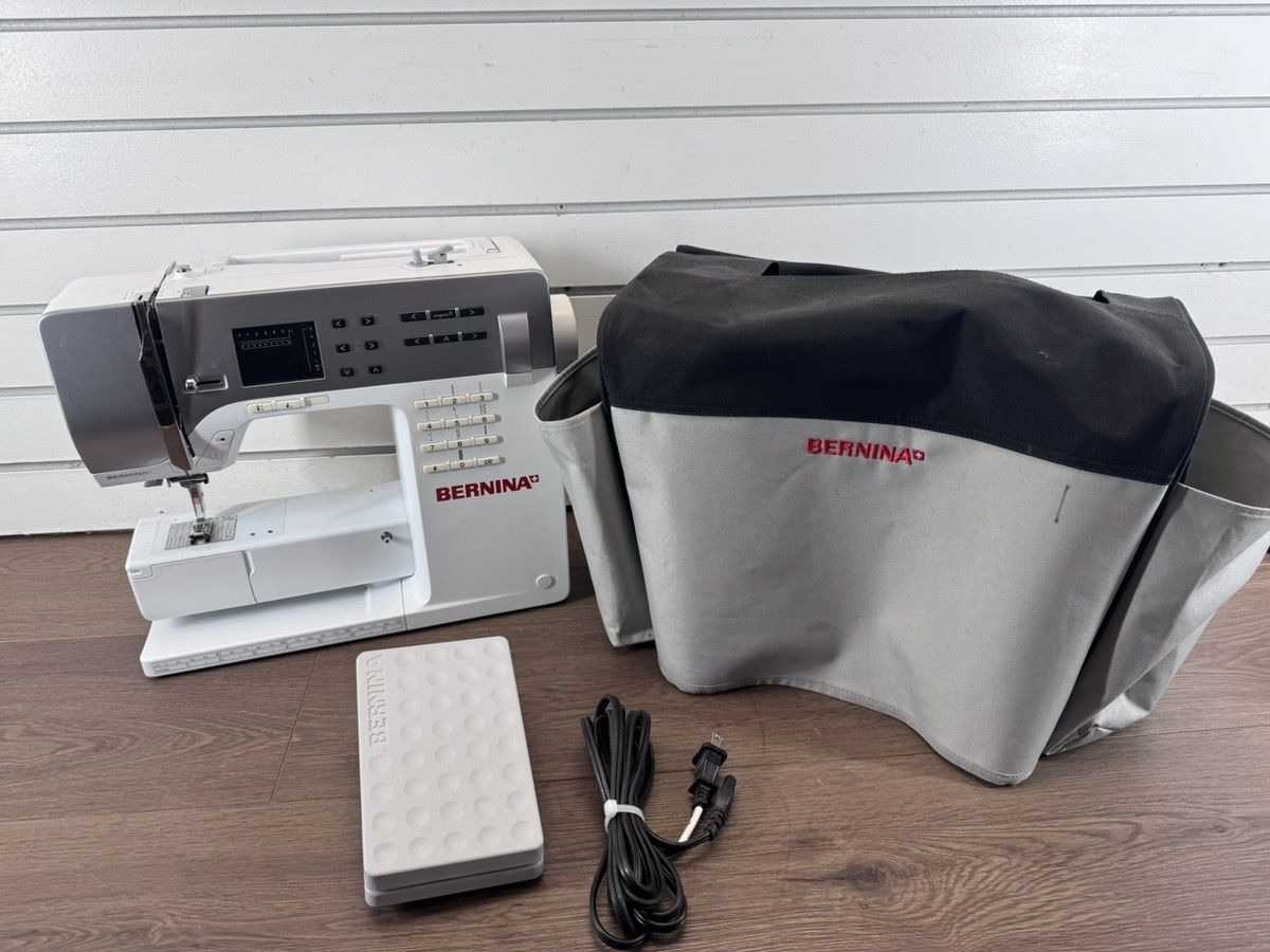 BERNINA B330 COMPUTERIZED SEWING MACHINE #WCP037846