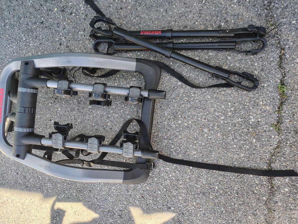 YAKIMA FULLBACK 3 BIKE RACK  WITH 3 BIKE ADAPTERS