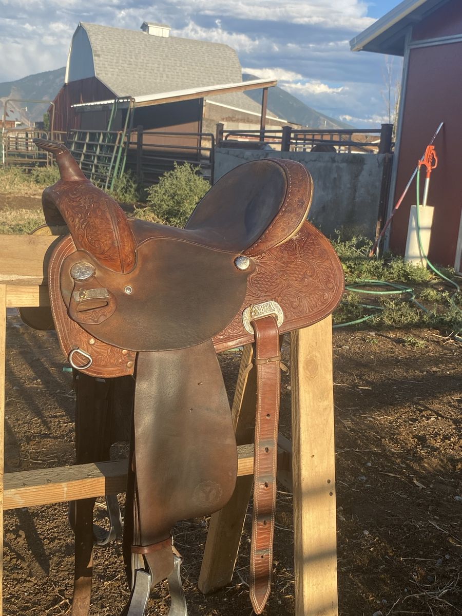 Barrel saddle 