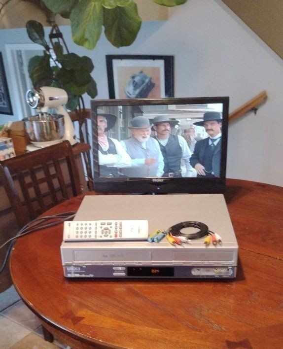 LiteON VCR DVD combo records VHS to DVD & DVD to VHS like new works great