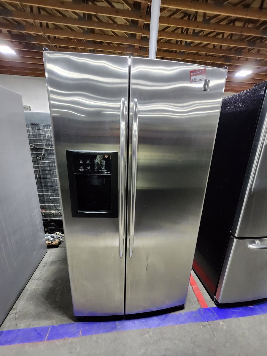 BEAUTIFUL GE PROFILE STAINLESS STEEL SIDE BY SIDE FRIDGE!