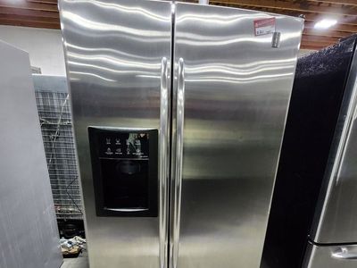 BEAUTIFUL GE PROFILE STAINLESS STEEL SIDE BY SIDE FRIDGE!