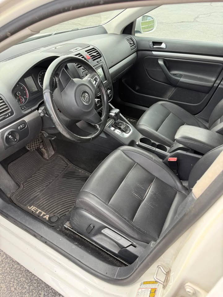 Main image 7